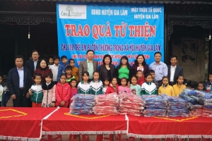 CECD and Gia Lam People Committee granted 100 gifts for social vulnerable children!