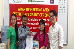 Wrap up meeting and certificate grant ceremony for 3 PKSF/NGF technicians in crab project in VIETNAM