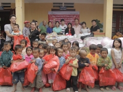 Cecd and Board of organizer for Oversea Vietnamese Beauty Contest from the US has organized a visit to Ta Phin Pre school
